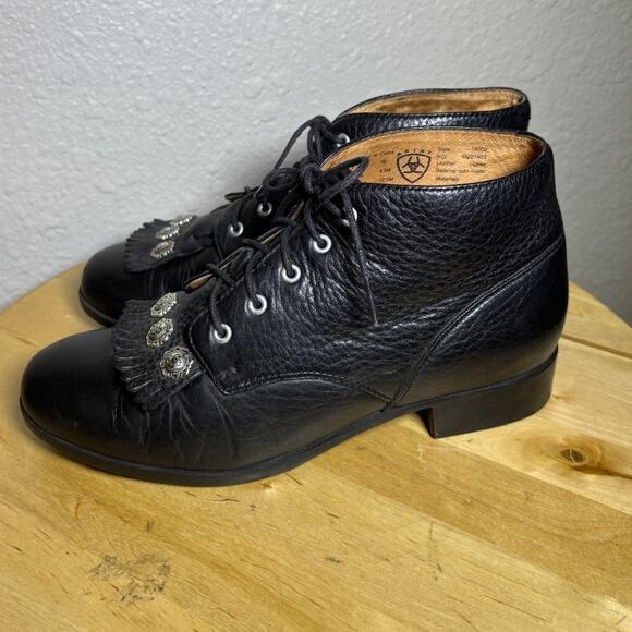 ARIAT Women's Black Leather Ankle Boots Lace Up Concho Kiltie 16002 Size 7 - Picture 1 of 8